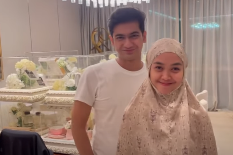 YouTuber Ria Ricis dan Teuku Ryan berdiri di depan seserahan akad nikah yang digelar Jumat (12/11/2021).