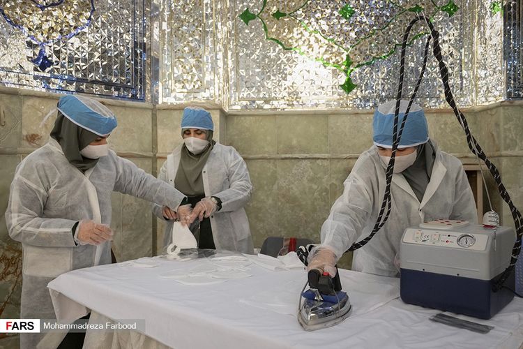 Para pembuat masker di Masjid Shah Cheragh, Iran