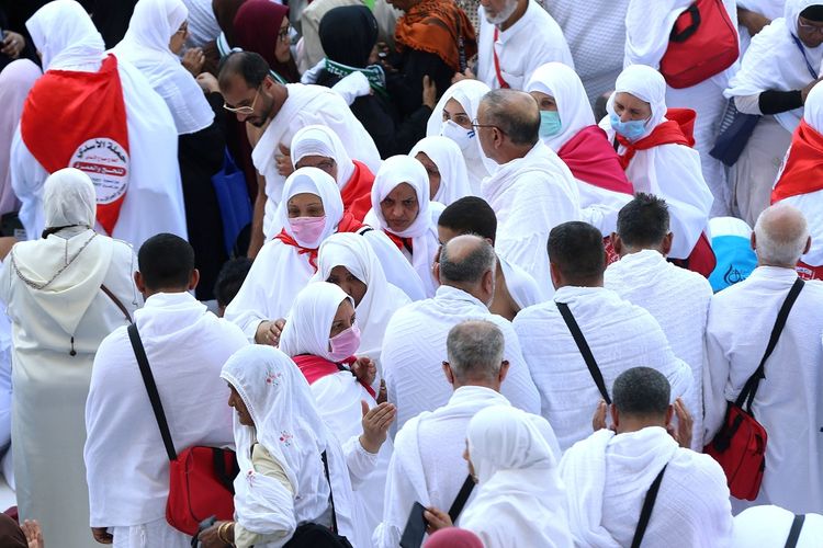 Umat muslim memakai masker pelindung untuk mencegah penularan virus korona, saat tiba di Masjidil Haram, kota suci Mekkah, Arab Saudi, Kamis (27/2/2020). ANTARA FOTO/REUTERS/Ganoo Essa/AWW/djo