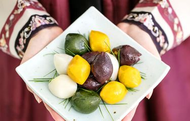 songpyeon merupakan bola-bola yang terbuat dari tepung beras dengan isian biji wijen, kacang merah, kastanye dengan daun pinus sebagai aroma