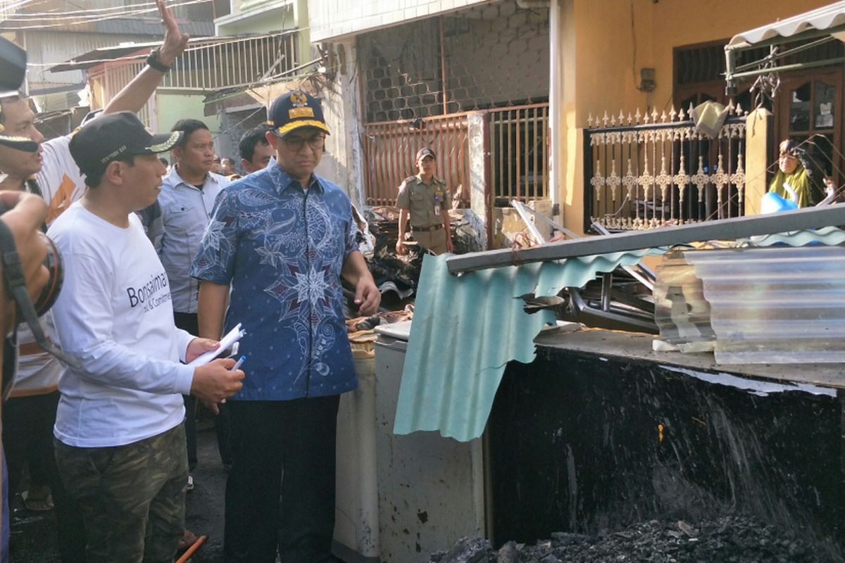 Gubernur DKI Jakarta Anies Baswedan meninjau permukiman yang hangus terbakar di Jalan Keutamaan Dalam, Kelurahan Krukut, Tamansari, Jakarta Barat, Sabtu (27/1/2018) sore.