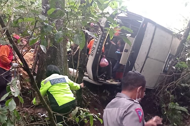Sebuah bus rombongan wisata dari Kota Semarang masuk jurang sedalam 10 meter di jalur maut Sarangan - Tawangmangu.. Bus diduga mengalaminkwrusakan rem sehingga menabrak beai pembatas jalan dan masuk jurang sedalam lebih dari 10 meter.