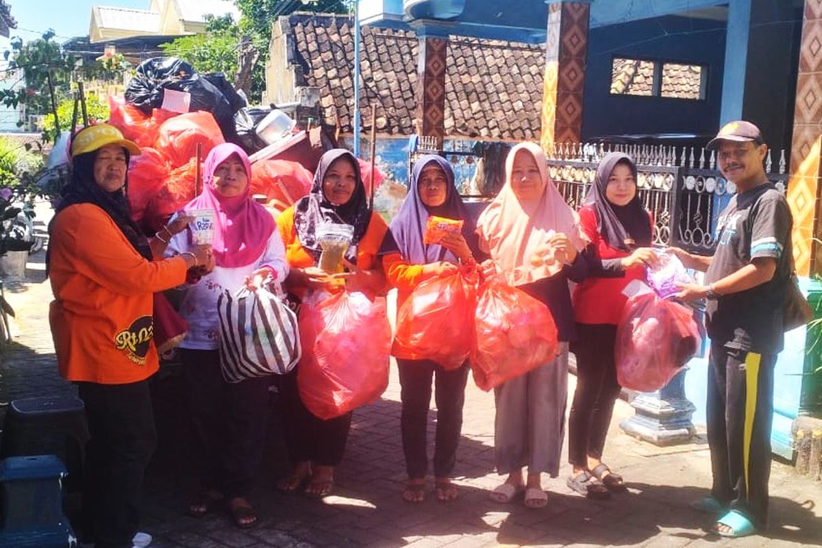 Kegiatan anggota bank sampah Rejoseri Kelurahan Kepolorejo mengumpulkan, memilah dan mengangkut sampah untuk didaur ulang menjadi emas.