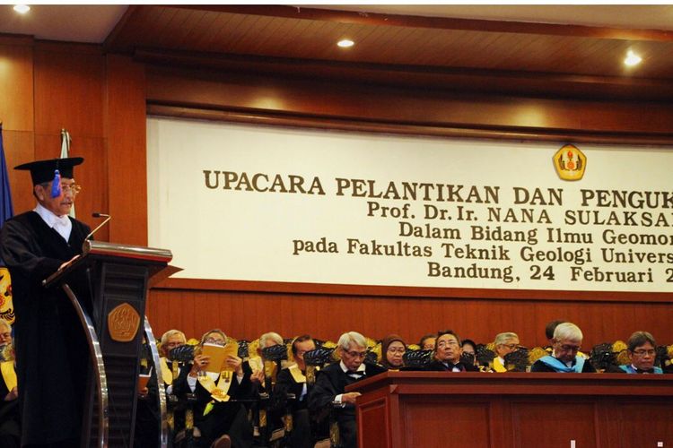 Guru Besar Fakultas Teknik Geologi Universitas Padjadjaran Prof Nana Sulaksana saat membacakan orasi ilmiahnya di kampus Unpad, beberapa waktu lalu. 