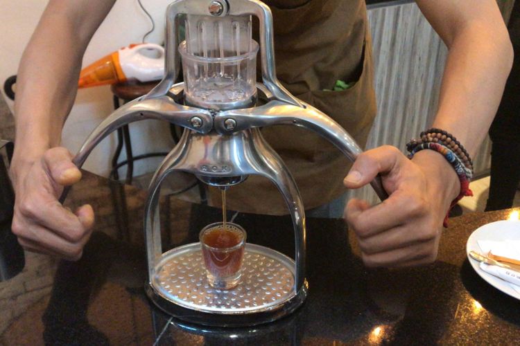 Menggunakan mesin Rok Presso seperti membuat espresso kopi.