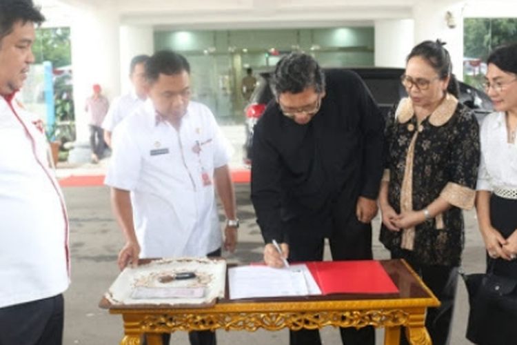 Pemerintah Provinsi Sulawesi Utara menyerahkan 1 unit mobil Innova kepada pengurus Sinode Am Gereja-Gereja (SAG) di wilayah Sulutteng (Sulawesi Tengah), Rabu (6/2/19) di lobi kantor gubernur.