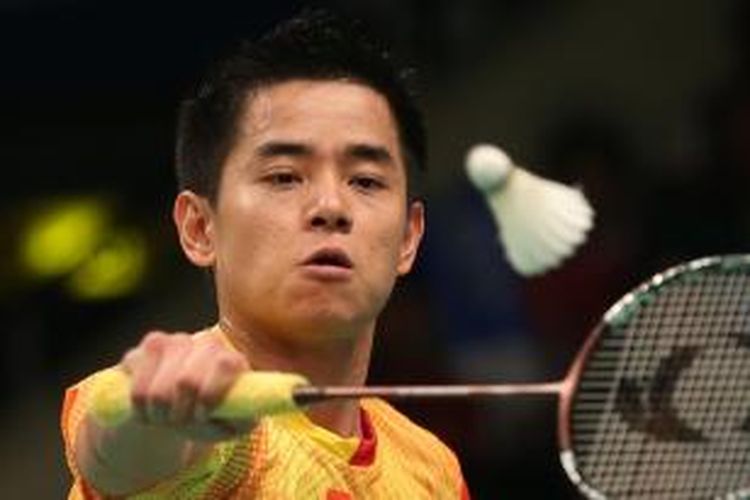 Pebulu tangkis tunggal putra Indonesia, Simon Santoso, mengembalikan kok kepada pemain Hongkong, Hu Yun, pada babak kedua BCA Indonesia Open 2014 di Istora Senayan, Jakarta, Kamis (19/6/2014). Simon kalah 18-21, 21-13, 20-22. 