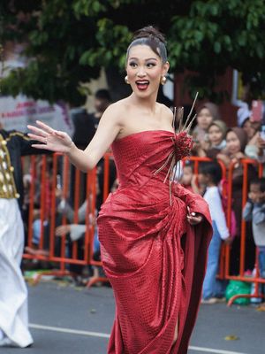 Patricia Gouw tampil memukau di Jember Fashion Carnaval dan Artwear Carnival 2025 dengan busana dramatis, aksesori megah, dan riasan glamor.