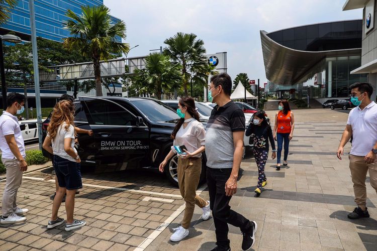 Pengunjung melihat kendaraan BMW terbaru saat BMW On Tour di dealer BMW Astra Serpong, Tangerang, Sabtu (17/10/2020). BMW Indonesia menggelar program penjualan pada masa PSBB transisi pandemi Covid-19 di 8 jaringan diler resmi BMW Group Indonesia dengan menerapkan protokol kesehatan dan sanitasi.