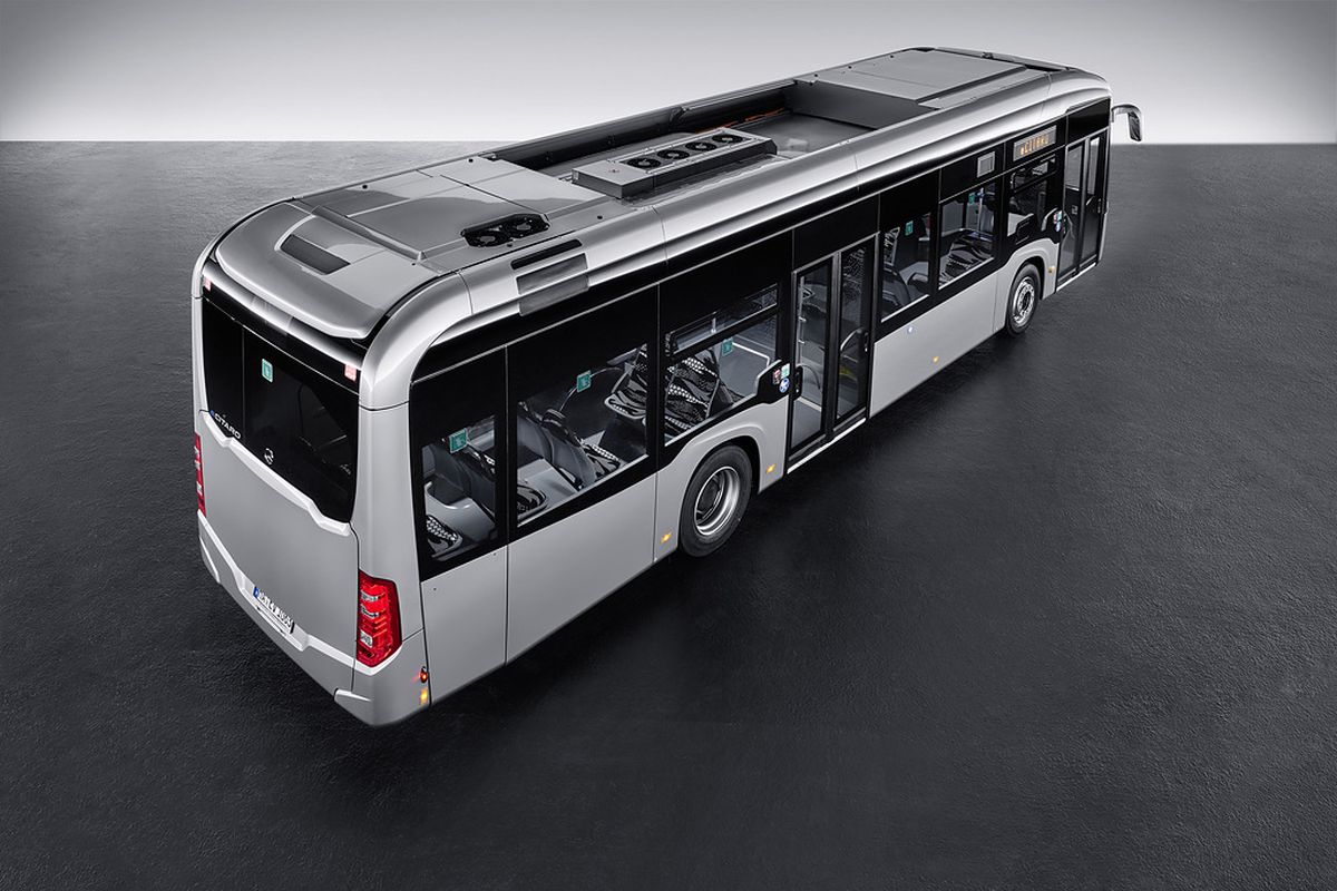 Mercedes-Benz eCitaro mit vollelektrischem Antrieb, Exterieur, anthrazit metallic, 2 x elektrischer Radnabenmotor, 2 x 125 kW, 2 x 485 Nm, LED-Scheinwerfer, Länge/Breite/Höhe: 12.135/2.550/3.400 mm, Beförderungskapazität: 1/86. 

Mercedes-Benz eCitaro with all-electric drive, exterior, anthracite metallic, 2 x electric hub motor, 2 x 125 kW, 2 x 485 Nm, LED headlamps, length/width/height: 12135/2550/3400 mm, passenger capacity: 1/86. 