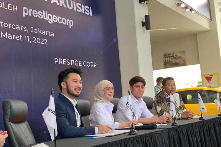 (Dari kiri ke kanan) Rudy Salim, Lesti Kejora dan Rizky Billar menandatangai kerjasama antara Leslar Entertainment dan Prestige Corp, di Prestige Image Corp Pluit, Jakarta Utara, Jumat (11/3/2022).  
