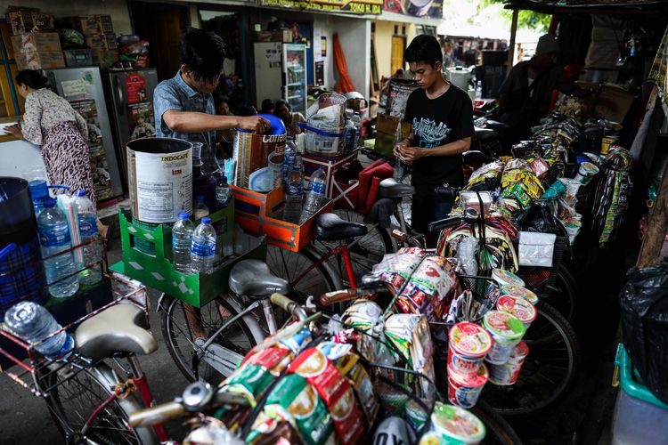Aktivitas di kampung pedagang kopi keliling di Jalan Prapatan Baru, Senen, Jakarta Pusat, Rabu (16/10/2019). Mayoritas pedagang kopi keliling berasal dari Madura dan memiliki penghasilan rata-Rp 250.000 sehari.