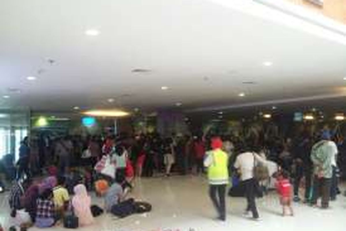 Suasana penumpang sedang menunggu keberangkatan di hati 5 dan 6, Bandara Ngurah Rai, Selasa(10/5/2016)