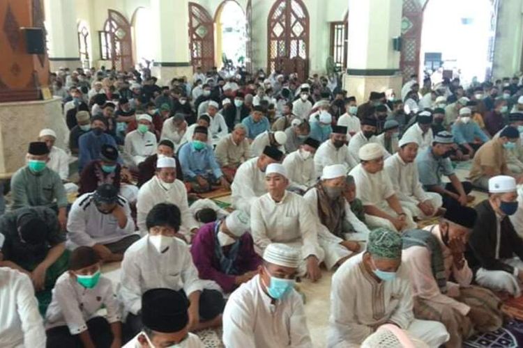 Jemaah Masjid Agung Kota Palopo, Sulawesi Selatan,tumpah ruah melaksanakan salat Idul Adha, meski sebahagian menerapkan protokol kesehatan covid-19, Selasa (20/7/2021)