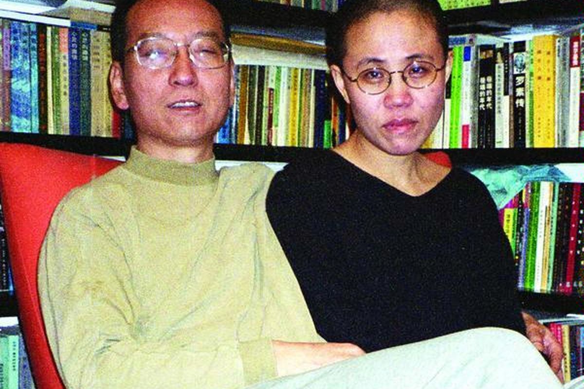 Liu Xiaobo (kiri) dan istrinya, Liu Xia.