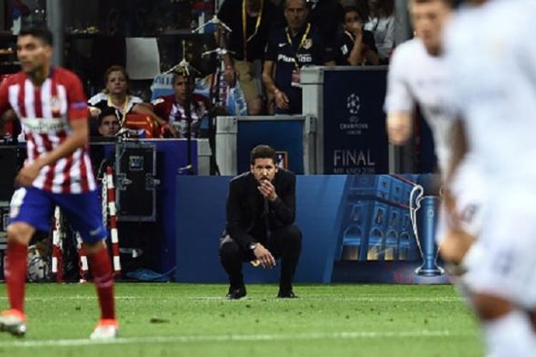 Diego Simeone mengamati pertandingan antara Atletico Madrid dan Real Madrid pada final Liga Champions di San Siro, Sabtu (28/5/2016).