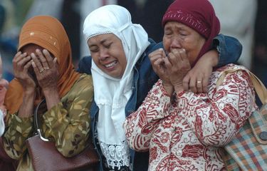 Isak tangis warga korban gempa tak tertahankan saat mengikuti Detik-detik Peringatan Setahun Pascagempa di Lapangan Trirenggo, Bantul, Minggu (27/5/2007). Hingga kini masyarakat korban gempa di DI Yogyakarta dan Jawa Tengah masih menyimpan trauma akibat bencana gempa 27 Mei 2006, yang merenggut ribuan jiwa dan mengorbankan harta benda.