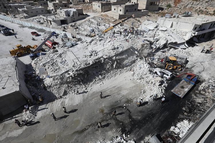 Kondisi bangunan tempat gudang senjata yang meledak di kota Sarmada, provinsi Idlib, Suriah pada Minggu (12/8/2018). Setidaknya 39 orang dilaporkan tewas akibat ledakan.