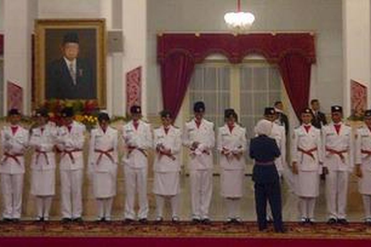 Presiden Susilo Bambang Yudhoyono melantik 66 anggota Pasukan Pengibar Bendera Pusaka (Paskibraka) pada Upacara Peringatan HUT ke-67 Proklamasi RI di Istana Kepresidenan, Jakarta.