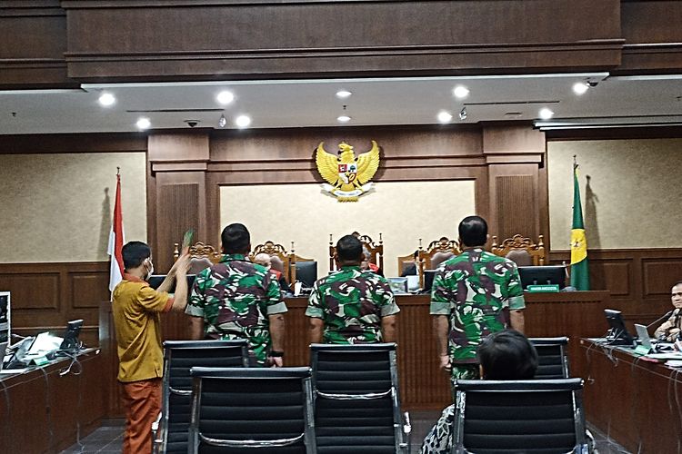 Tiga prjaurit TNI AU termasuk perwira tinggi, Marsekal PErtama Fachri Adamy dihadirkan sebagai saksi dugaan korupsi pengadaan helikopter Agusta Westland (AW)-101 di Pengadilan Tindak Pidana Korupsi (Tipikor) Jakarta Pusat, Senin (7/11/2022).