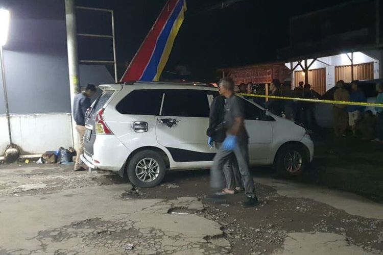 Sejumlah petugas kepolisian melakukan olah tempat kejadian perkara (TKP) di Kecamatan Cireunghas, Sukabumi, Jawa Barat, Selasa (7/11/2023).