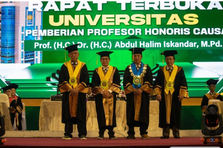 Unesa menganugerahkan profesor kehormatan (honoris causa) kepada Menteri Desa, Pembangunan Daerah Tertinggal, dan Transmigrasi (PDTT) Prof. (HC) Dr. (HC). Abdul Halim Iskandar.