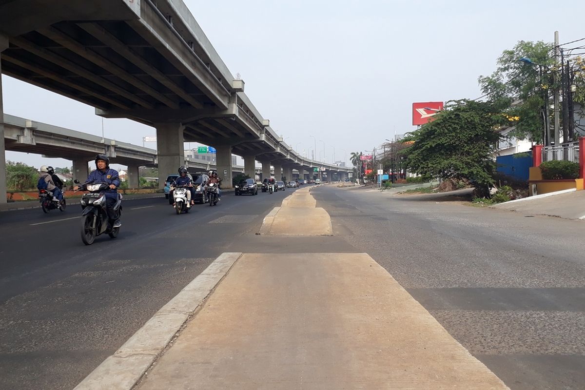 Trotoar di Jalan Raya Kalimalang, Duren Sawit, Jakarta Timur, nampak berada di tengah jalan, Minggu (15/9/2019).