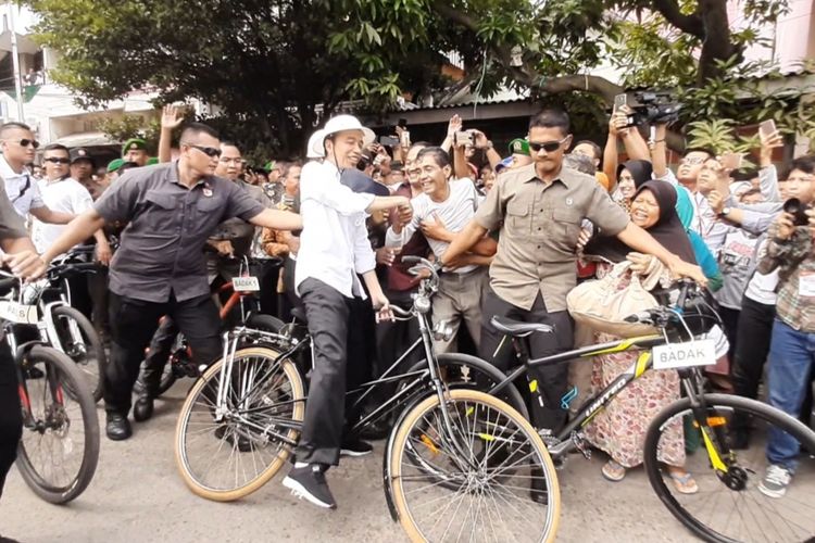 Sepeda onthel Jokowi oleng saat warga berebut salaman di alun-alun Pasar Johar Semarang, Senin (30/12/2019)