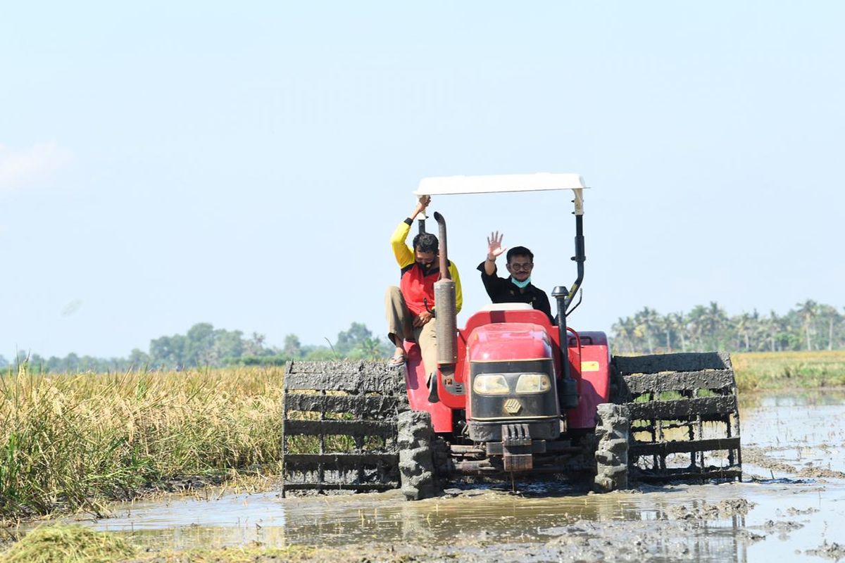 Menteri Pertanian, Syahrul Yasin Limpo menaiki traktor bersama petani