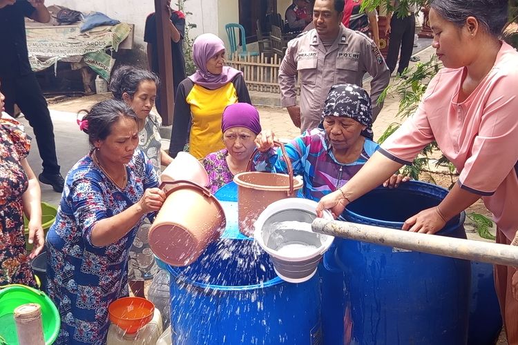 3 Bulan Krisis Air Bersih, Warga Gucialit Lumajang Dapat Bantuan Hanya Seminggu Sekali