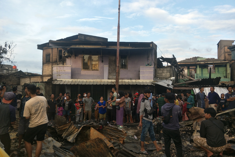 Warga memadati area pemukiman terdampak kebakaran Depo Pertamina Plumpang yang sebelumnya disterilkan, Sabtu (4/3/2023).