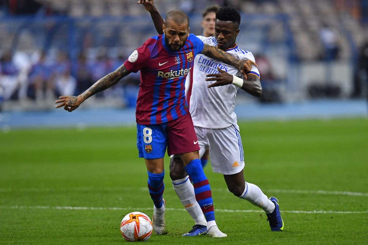 Kendati Barcelona kalah, performa Dani Alves pada laga semifinal Piala Super Spanyol kontra Real Madrid pada Kamis (13/1/2022) mengundang pujian.