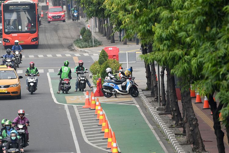 Sejumlah pengendara sepeda motor melanggar jalur sepeda di Jalan MH Thamrin, Jakarta, Jumat (22/11/2019). Polda Metro Jaya bekerja sama dengan Dishub DKI Jakarta mulai menerapkan aturan jalur sepeda dengan memberikan sanksi denda tilang maksimum Rp500 ribu hingga penderekan kendaraan bagi pengendara kendaraan bermotor yang melanggar jalur sepeda.