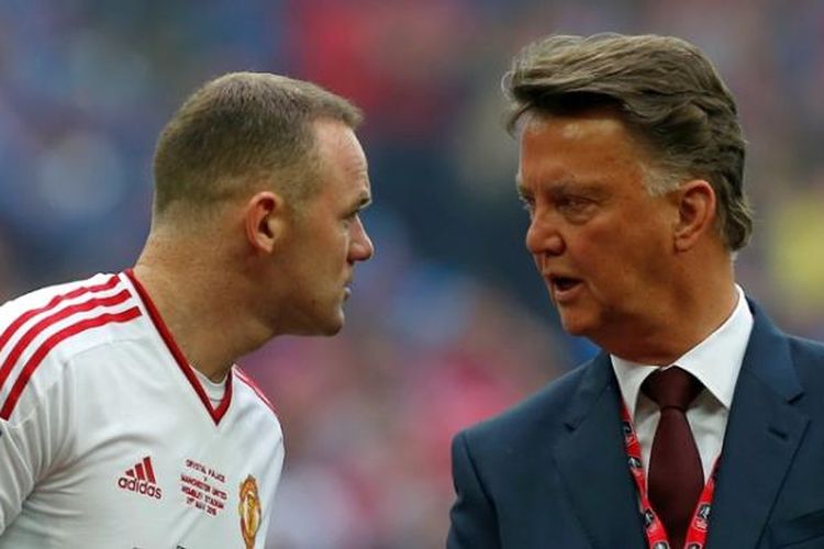 Manajer Manchester United, Louis van Gaal (kanan), berbicara dengan kapten Wayne Rooney saat timnya melawan Crystal Palace pada final Piala FA di Stadion Wembley, Sabtu (21/5/2016).