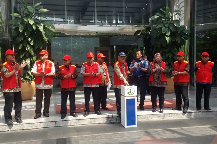 Menteri PUPR Basuki Hadimuljono membuka simulasi evakuasi korban kebakaran di kompleks Kementerian PUPR, Jakarta, Jumat (26/4/2019).