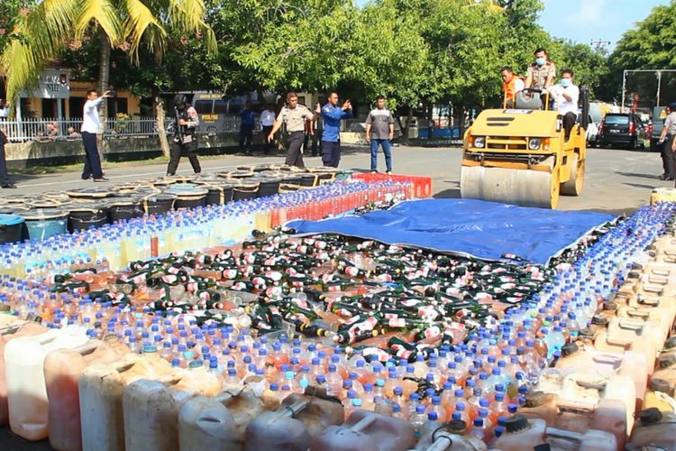 Menyambut Ramadhan, Polda NTB memusnahkan 13.837 botol miras di halaman Mapolda NTB, Rabu (16/5/2018).