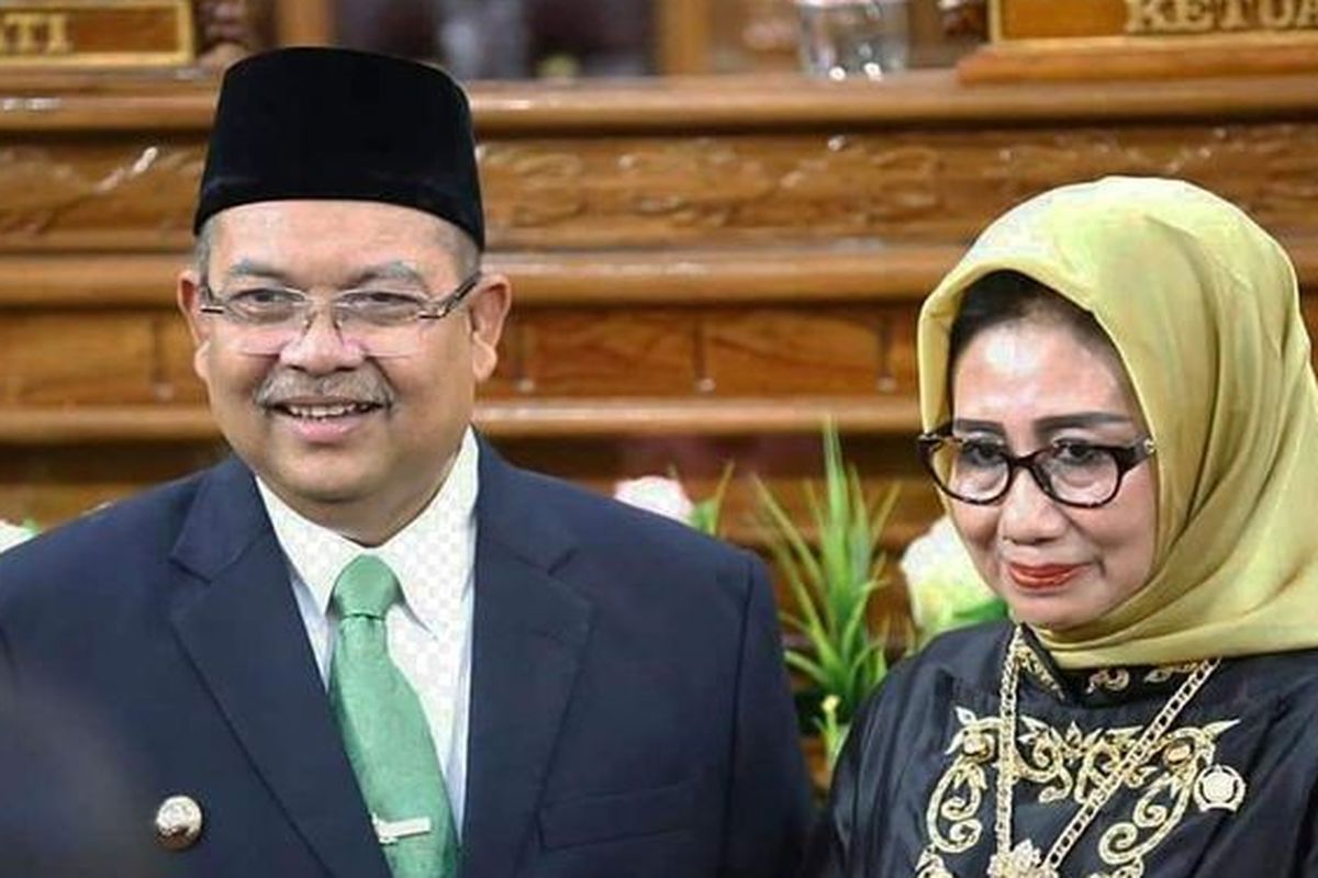 Bupati Kutai Timur, Ismunandar dan istrinya Encek UR Firgasih.