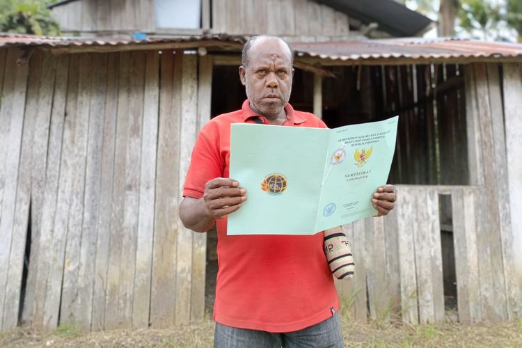Marinus Nasatekai, warga Masyarakat Hukum Adat Kampung Sawoi Hnya, Kabupaten Jayapura, Provinsi Papua, Senin (16/10/2023).
