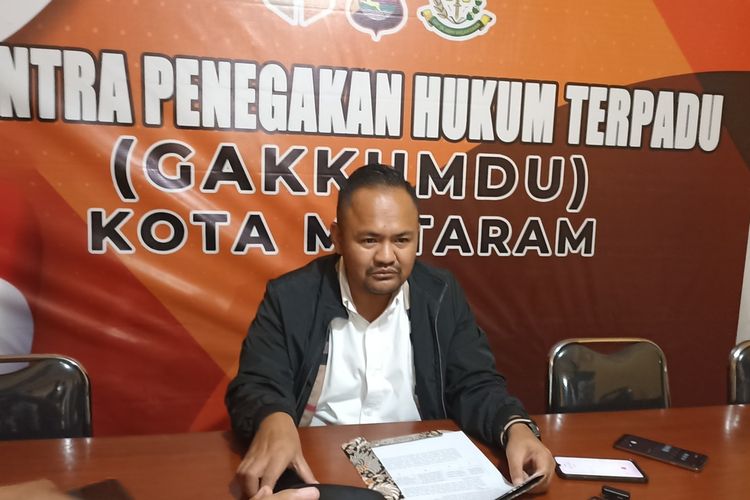 Ketua Bawaslu Kota Mataram Muhammad Yusril saat ditemui di kantornya, Kamis (28/12/2023).