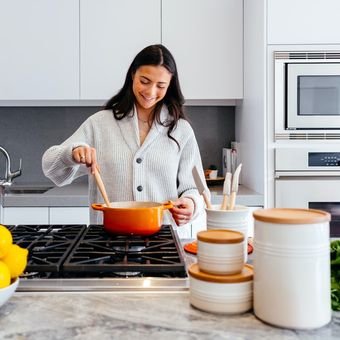 Ilustrasi memasak di dapur.