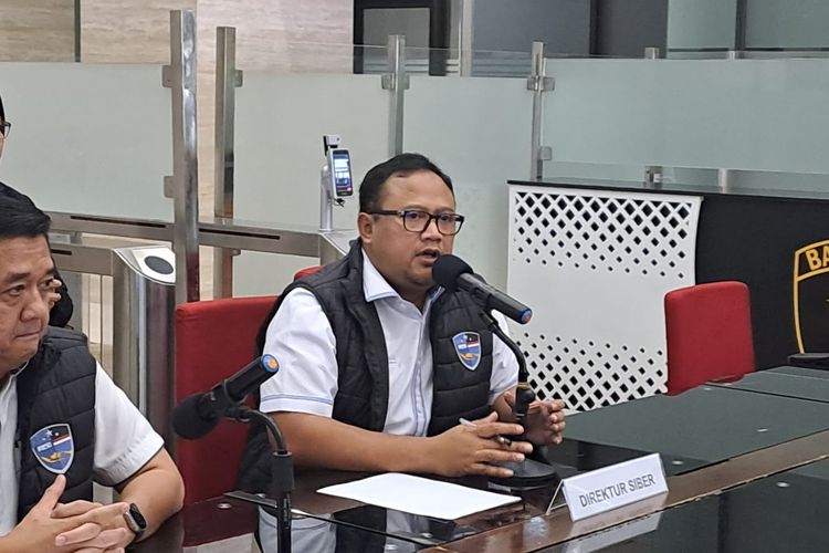 Dirtipidsiber Bareskrim Polri Brigjen Adi Vivid dalam jumpa pers di Mabes Polri, Jakarta Selatan, Senin (1/5/2023). 