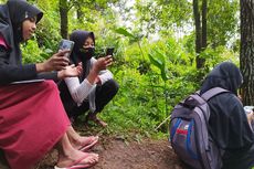 Demi Ujian, Siswa MTs di Lereng Gunung Slamet Ini Jalan Kaki Berburu Sinyal dan Pakai Ponsel Bergantian