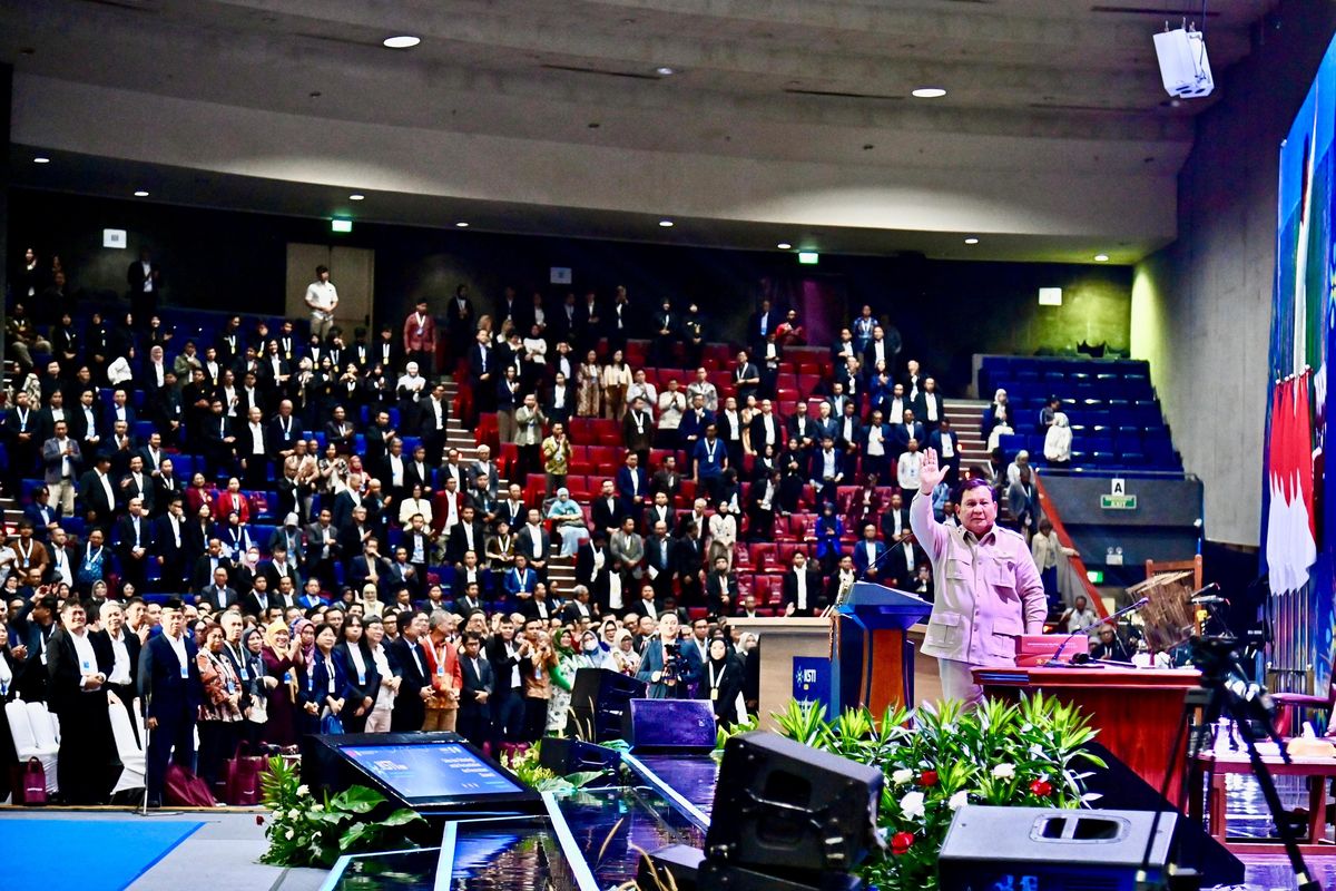 Presiden Prabowo Subianto saat menyapa peneliti, pelaku industri, dan pembuat kebijakan dalam Konvensi Sains, Teknologi, dan Industri 2025 di ITB, Bandung, Jawa Barat, Kamis (7/8/2025).