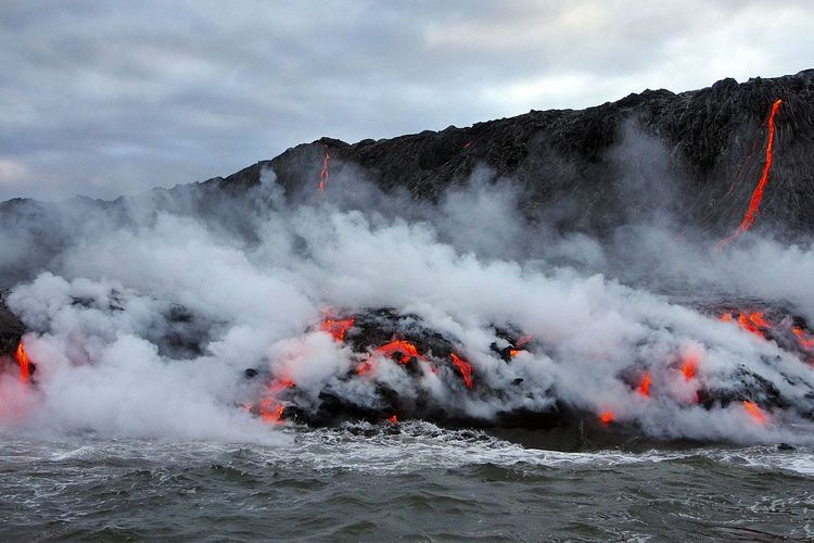 Lava mengalir ke lautan di salah satu gunung berapi Kilauea di Hawaii.