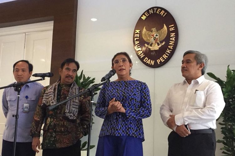 Menteri Kelautan dan Perikanan Susi Pudjiastuti bersama jajarannya menjelaskan perpanjangan penggunaan cantrang di gedung KKP, Jakarta Pusat, Kamis (18/1/2018).