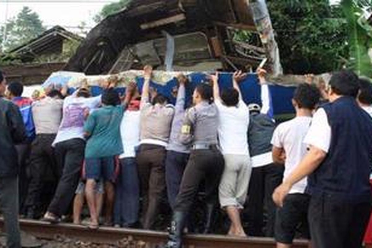 Evakuasi KA Argo Anggrek dan KA Senja Utama setelah kecelakaan yang terjadi Sabtu (2/10/2010) dini hari masih menemui kesulitan.