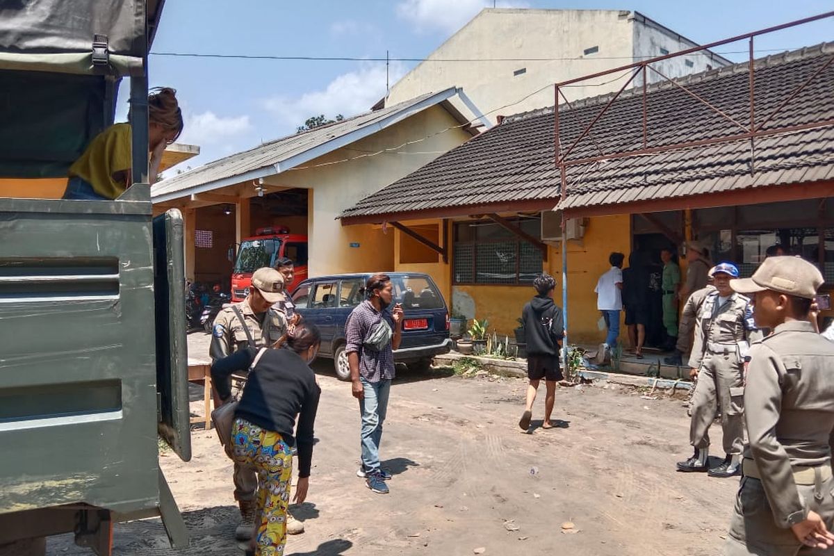 31 orang terjaring razia dibawa ke Mako Satpol PP Lumajang, Senin (30/10/2023)