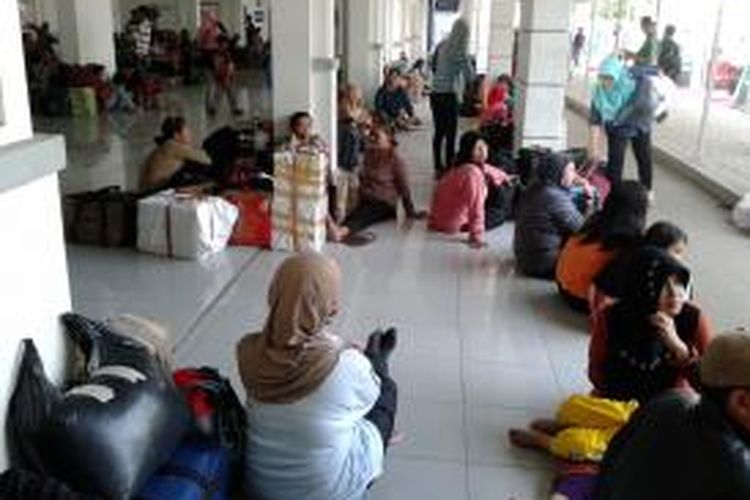 Calon penumpang kereta menunggu di Stasiun Senen, Jakarta Pusat, Selasa (6/8/2013). Calon penumpang di stasiun ini kerap datang terlalu awal sehingga harus menunggu lama di stasiun.