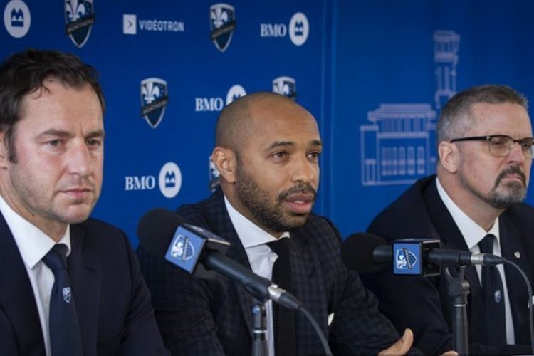 (kiri-kanan) Olivier Renard, Direktur Olahraga, Thierry Henry, dan Kevin Gilmore, Presiden & Kepala Eksekutif berbicara ketika The Montreal Impact mengundang anggota media untuk bertemu dengan Thierry Henry, pelatih kepala baru pada konferensi pers di Centre Nutrilait, di Montreal, Quebec, Kanada