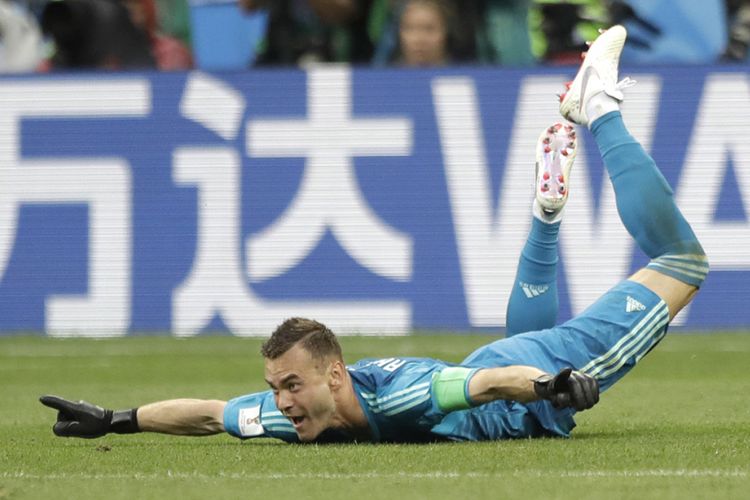 Kiper Rusia Igor Akinfeev melakukan selebrasi usai timnya berhasil mengalahkan Spanyol pada laga 16 besar Piala Dunia 2018 di Stadion Luzhniki, Minggu (1/7/2018). Timnas Rusia lolos ke babak perempat final setelah menyingkirkan Spanyol lewat drama adu penalti dengan skor 4-3.